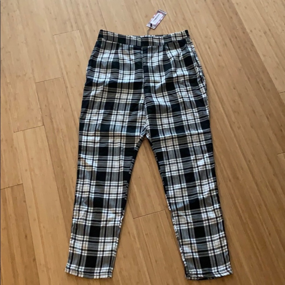 NWT checked boohoo pants. Size 6.